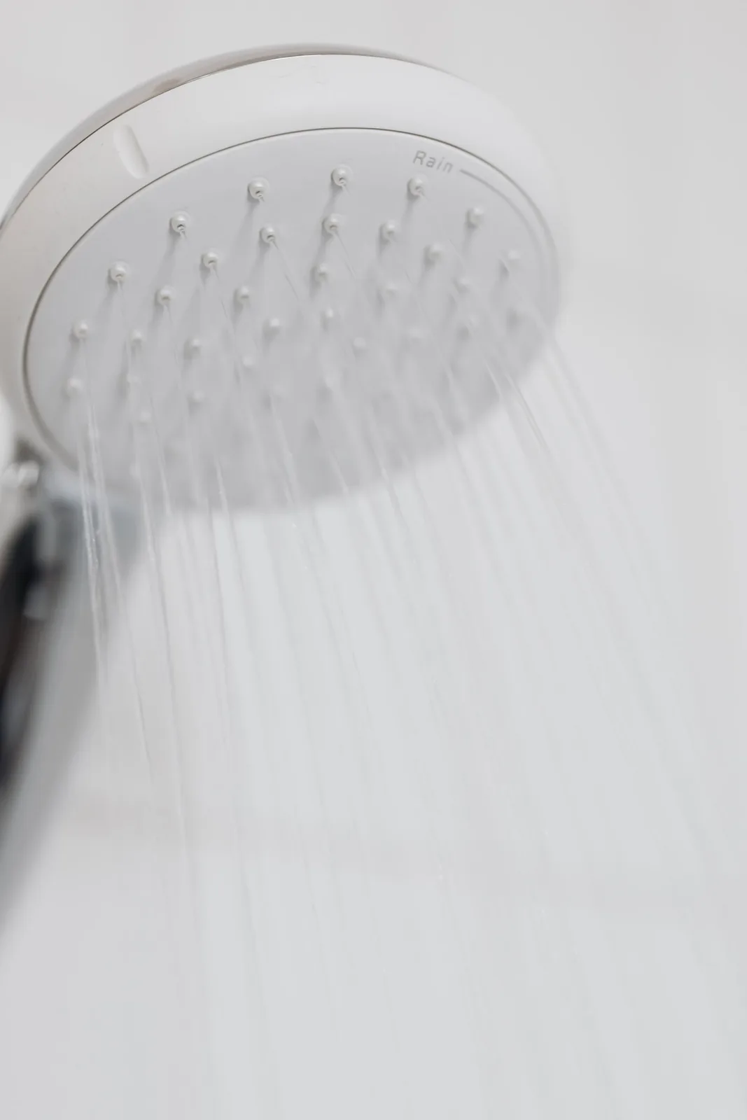 Pommeau de douche chromé avec jets d'eau en fonctionnement